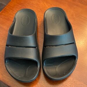 OOFOS Black Comfort Slides